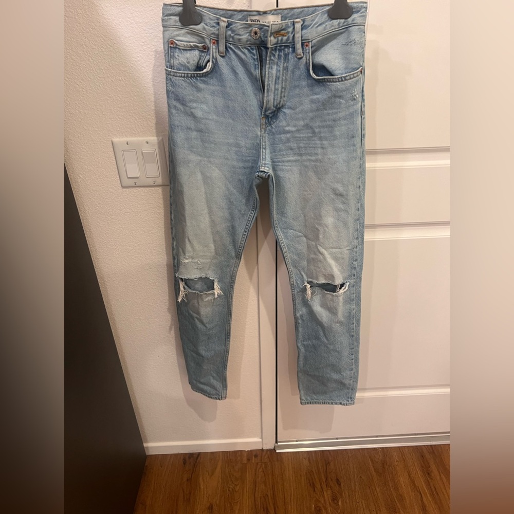 Skinny jeans with knees ripped